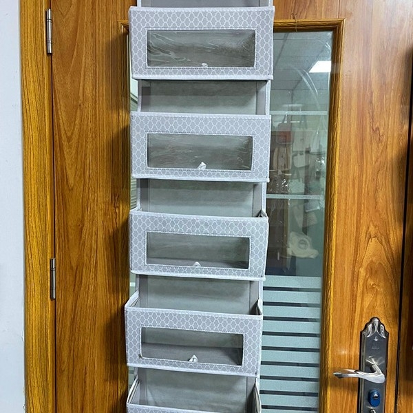 Penkių sluoksnių neaustinio audinio durelių galinis daiktadėžės pakabinamas krepšys Keturių sluoksnių durelių galinis daiktadėžės pakabinamas krepšys su permatomu langeliu Daugiasluoksnis organizavimui skirtas pakabinamas krepšys