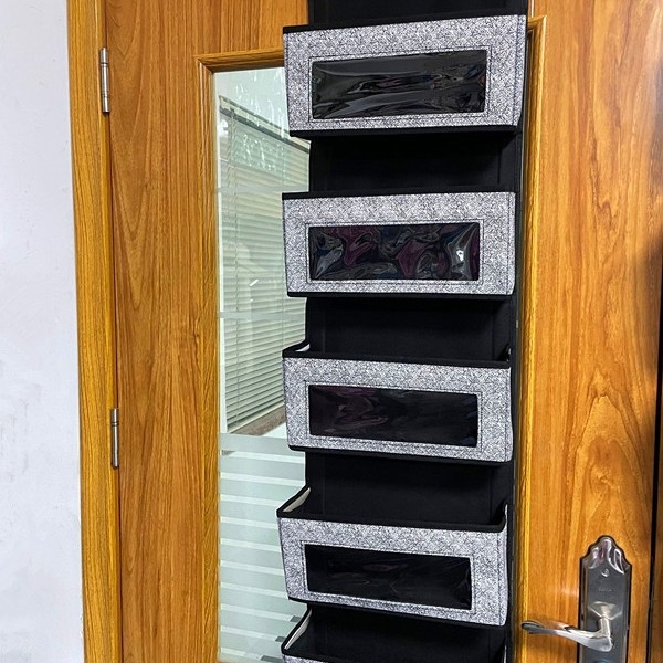 Penkių sluoksnių neaustinio audinio durelių galinis daiktadėžės pakabinamas krepšys Keturių sluoksnių durelių galinis daiktadėžės pakabinamas krepšys su permatomu langeliu Daugiasluoksnis organizavimui skirtas pakabinamas krepšys