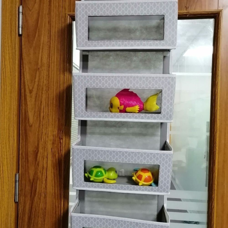 Penkių sluoksnių neaustinio audinio durelių galinis daiktadėžės pakabinamas krepšys Keturių sluoksnių durelių galinis daiktadėžės pakabinamas krepšys su permatomu langeliu Daugiasluoksnis organizavimui skirtas pakabinamas krepšys