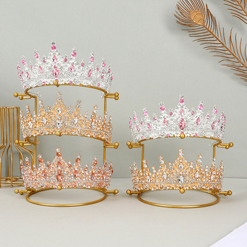 Pruudi krooni vitriin, juukseaksessuaaride riiul, kuldne peakate, metallist vitriin, ehete pildistamine, otseülekande stuudio ehete riiul