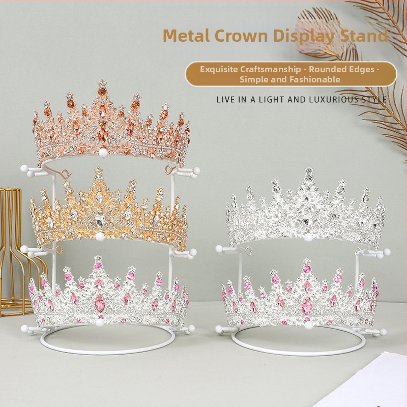 Pruudi krooni vitriin, juukseaksessuaaride riiul, kuldne peakate, metallist vitriin, ehete pildistamine, otseülekande stuudio ehete riiul