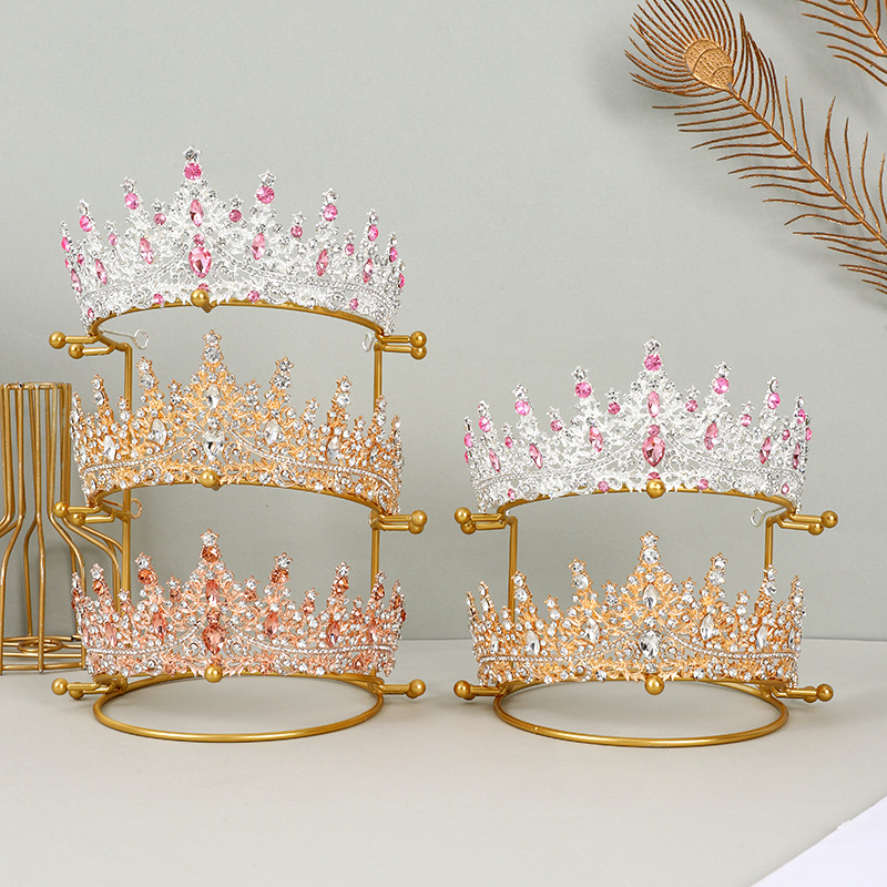 Pruudi krooni vitriin, juukseaksessuaaride riiul, kuldne peakate, metallist vitriin, ehete pildistamine, otseülekande stuudio ehete riiul