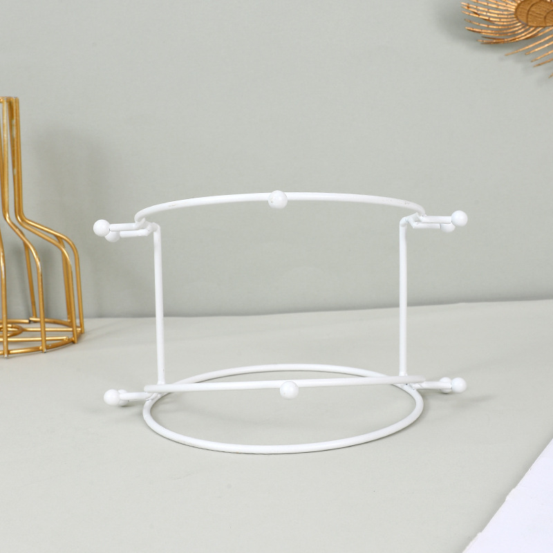 Pruudi krooni vitriin, juukseaksessuaaride riiul, kuldne peakate, metallist vitriin, ehete pildistamine, otseülekande stuudio ehete riiul