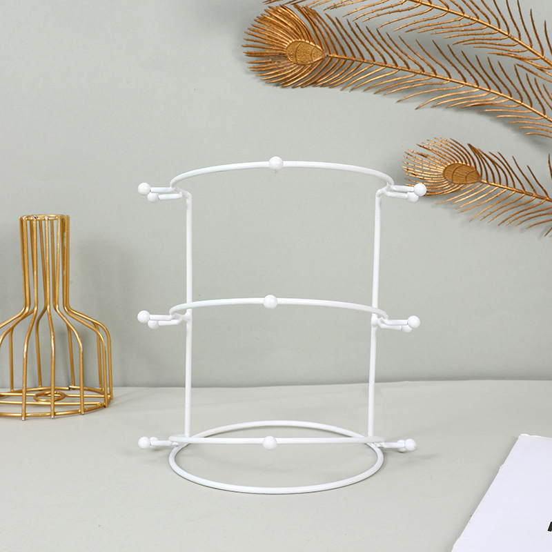 Pruudi krooni vitriin, juukseaksessuaaride riiul, kuldne peakate, metallist vitriin, ehete pildistamine, otseülekande stuudio ehete riiul