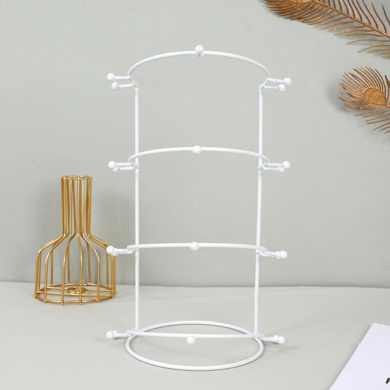 Pruudi krooni vitriin, juukseaksessuaaride riiul, kuldne peakate, metallist vitriin, ehete pildistamine, otseülekande stuudio ehete riiul