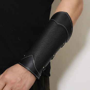 Határokon átnyúló, népszerű ékszerek, személyre szabott menetes szegecsek, bőr csuklóvédők, európai és amerikai férfi íjász karvédők, divatos motorkerékpár-kiegészítők