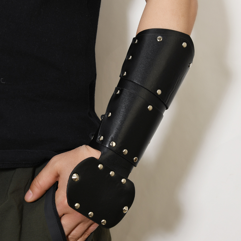 Határokon átnyúló, népszerű ékszerek, személyre szabott menetes szegecsek, bőr csuklóvédők, európai és amerikai férfi íjász karvédők, divatos motorkerékpár-kiegészítők