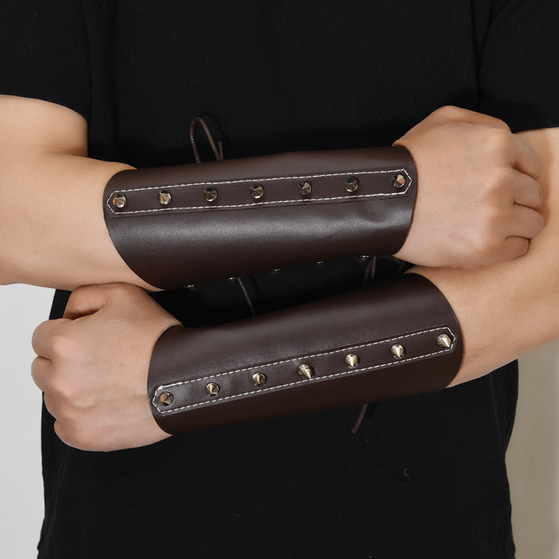 Határokon átnyúló, népszerű ékszerek, személyre szabott menetes szegecsek, bőr csuklóvédők, európai és amerikai férfi íjász karvédők, divatos motorkerékpár-kiegészítők