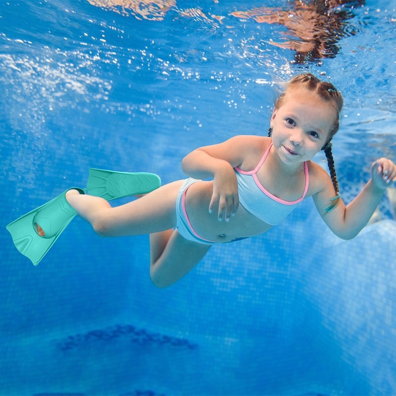 Tarpvalstybiniai suaugusiųjų ir vaikų plaukimo plaukmenys, laisvojo stiliaus nardymo plaukmenys, nardymo sporto įranga, ilgi plaukmenys, ančių ilgio plaukmenys, pėdomis dengti plaukmenys