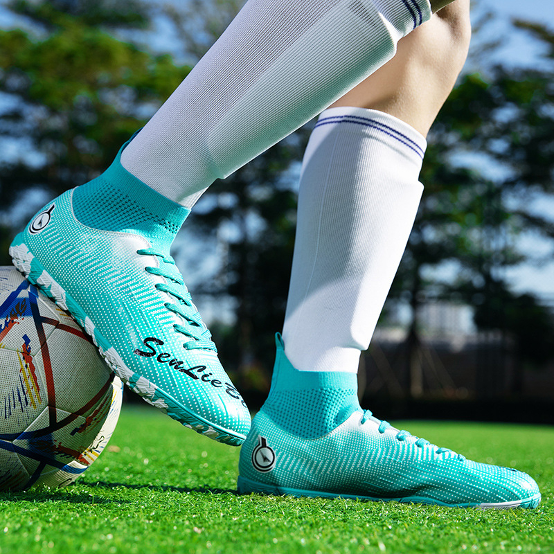 Piiriülesed noorte jalgpallijalatsid 2025. aastaks. Uued kõrged jalgpalli treeningjalatsid õpilastele, pikkade ja katkiste küüntega suurtele lastele.