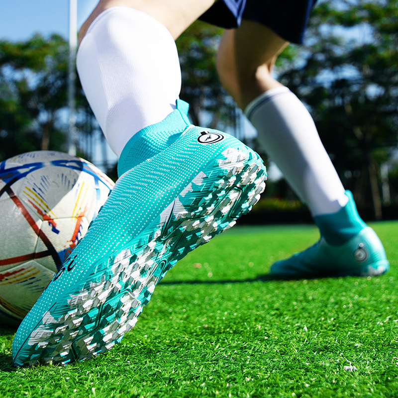 Piiriülesed noorte jalgpallijalatsid 2025. aastaks. Uued kõrged jalgpalli treeningjalatsid õpilastele, pikkade ja katkiste küüntega suurtele lastele.