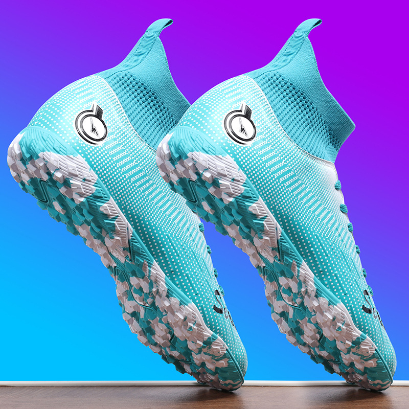 Piiriülesed noorte jalgpallijalatsid 2025. aastaks. Uued kõrged jalgpalli treeningjalatsid õpilastele, pikkade ja katkiste küüntega suurtele lastele.