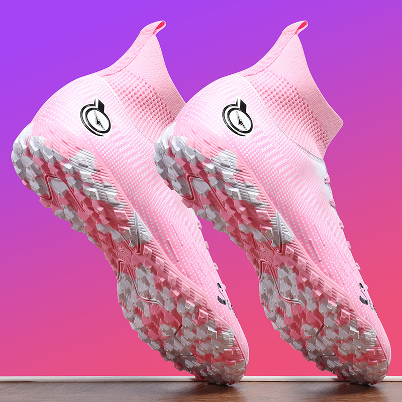 Piiriülesed noorte jalgpallijalatsid 2025. aastaks. Uued kõrged jalgpalli treeningjalatsid õpilastele, pikkade ja katkiste küüntega suurtele lastele.