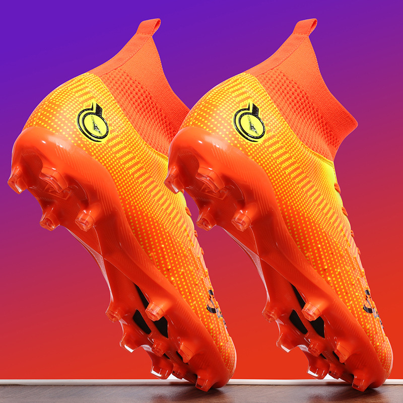 Piiriülesed noorte jalgpallijalatsid 2025. aastaks. Uued kõrged jalgpalli treeningjalatsid õpilastele, pikkade ja katkiste küüntega suurtele lastele.