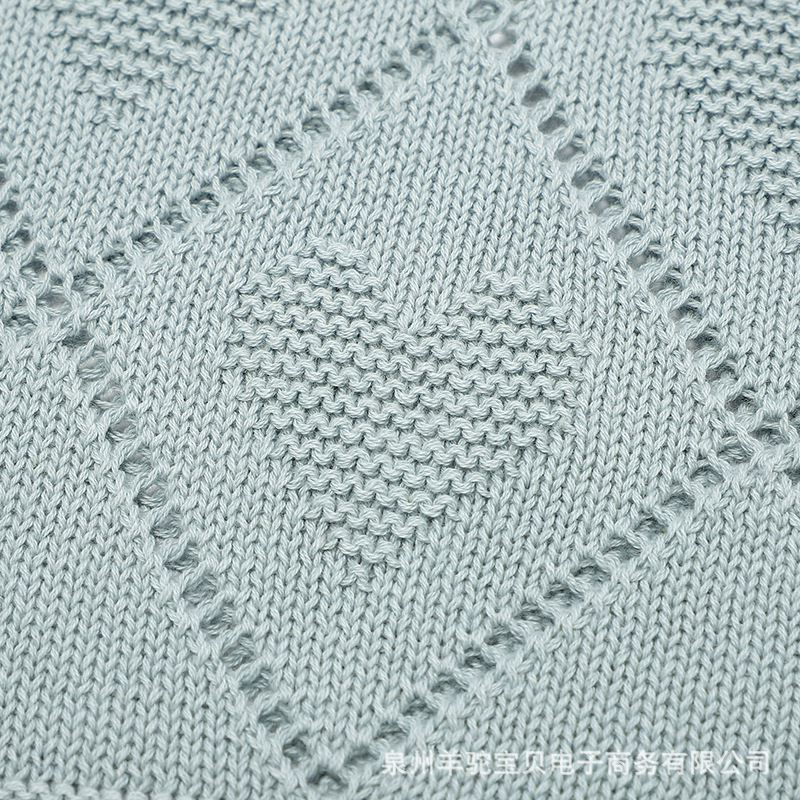 Най-продаваното бебешко плетено одеяло с изрязани сърца