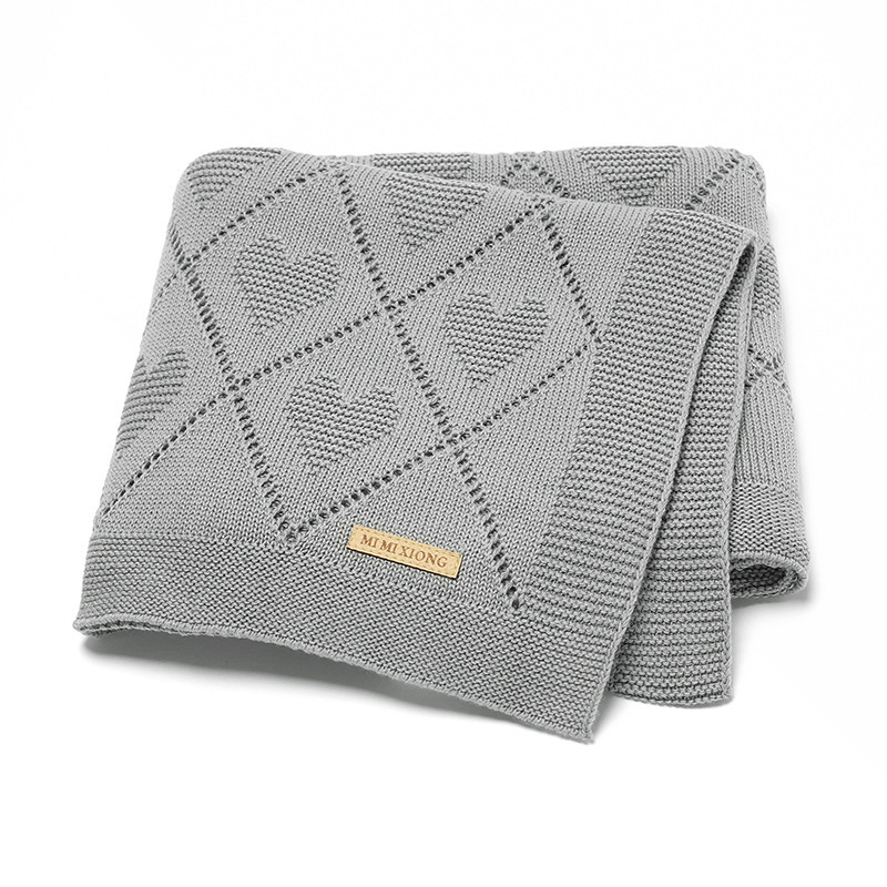 Най-продаваното бебешко плетено одеяло с изрязани сърца