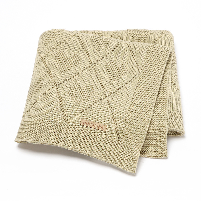 Най-продаваното бебешко плетено одеяло с изрязани сърца