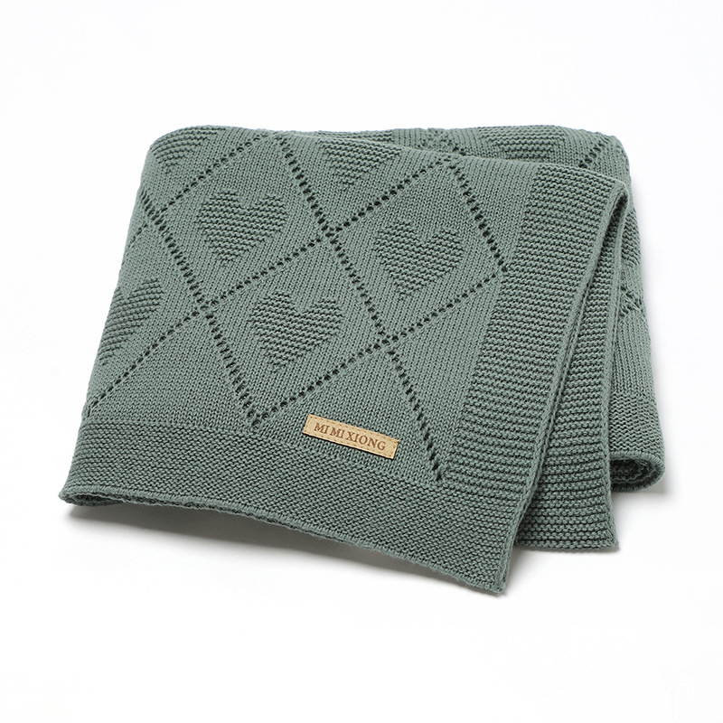 Най-продаваното бебешко плетено одеяло с изрязани сърца