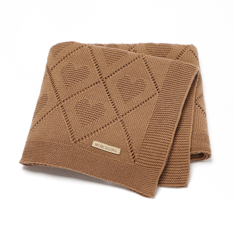 Най-продаваното бебешко плетено одеяло с изрязани сърца