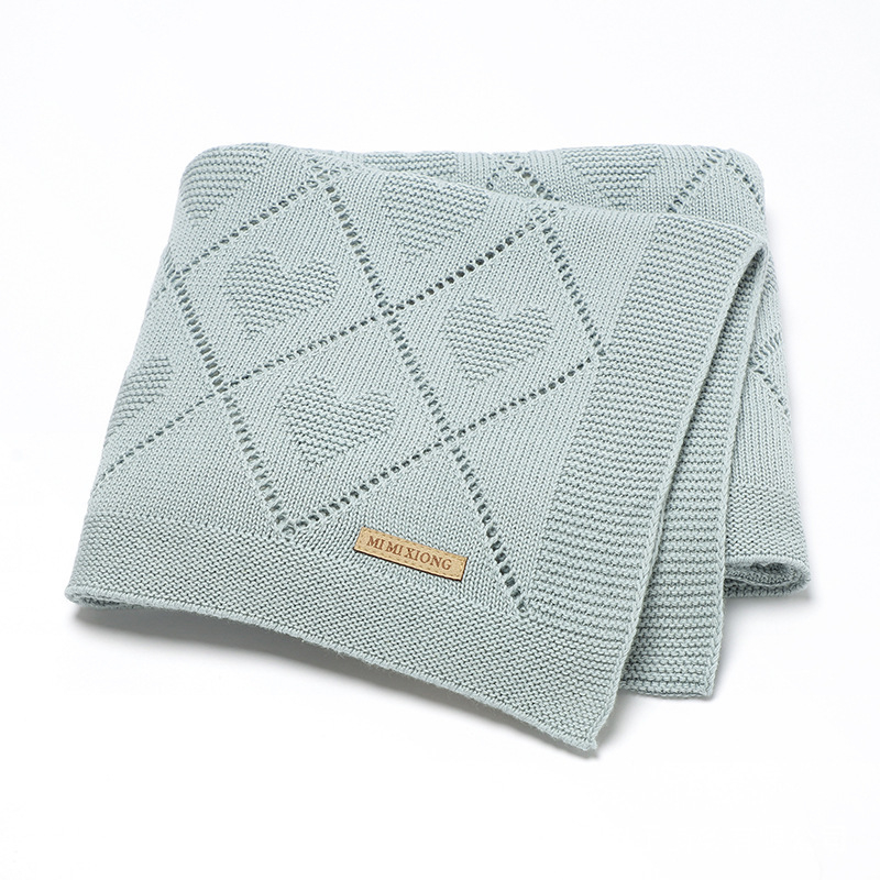 Най-продаваното бебешко плетено одеяло с изрязани сърца
