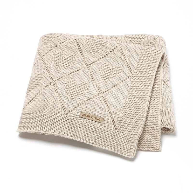 Най-продаваното бебешко плетено одеяло с изрязани сърца