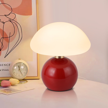 Stolová lampa vo francúzskom krémovom štýle, spálňa, nočné svetlo s vysokou farebnou hodnotou, severské dievča, romantická svadobná dekorácia