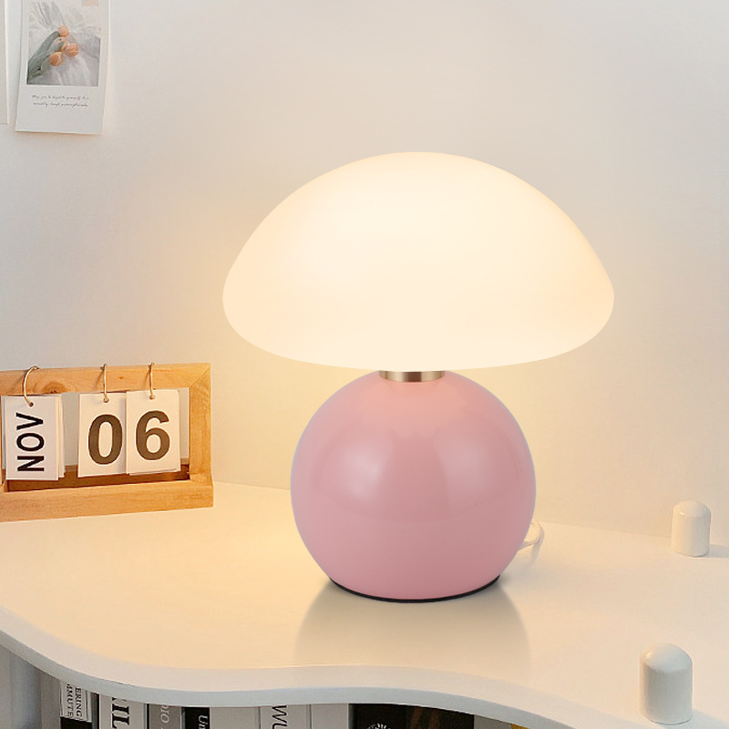 Stolová lampa vo francúzskom krémovom štýle, spálňa, nočné svetlo s vysokou farebnou hodnotou, severské dievča, romantická svadobná dekorácia