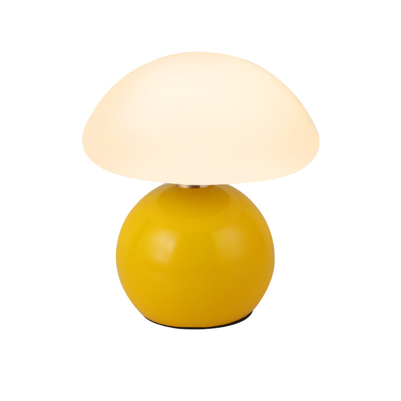 Stolová lampa vo francúzskom krémovom štýle, spálňa, nočné svetlo s vysokou farebnou hodnotou, severské dievča, romantická svadobná dekorácia