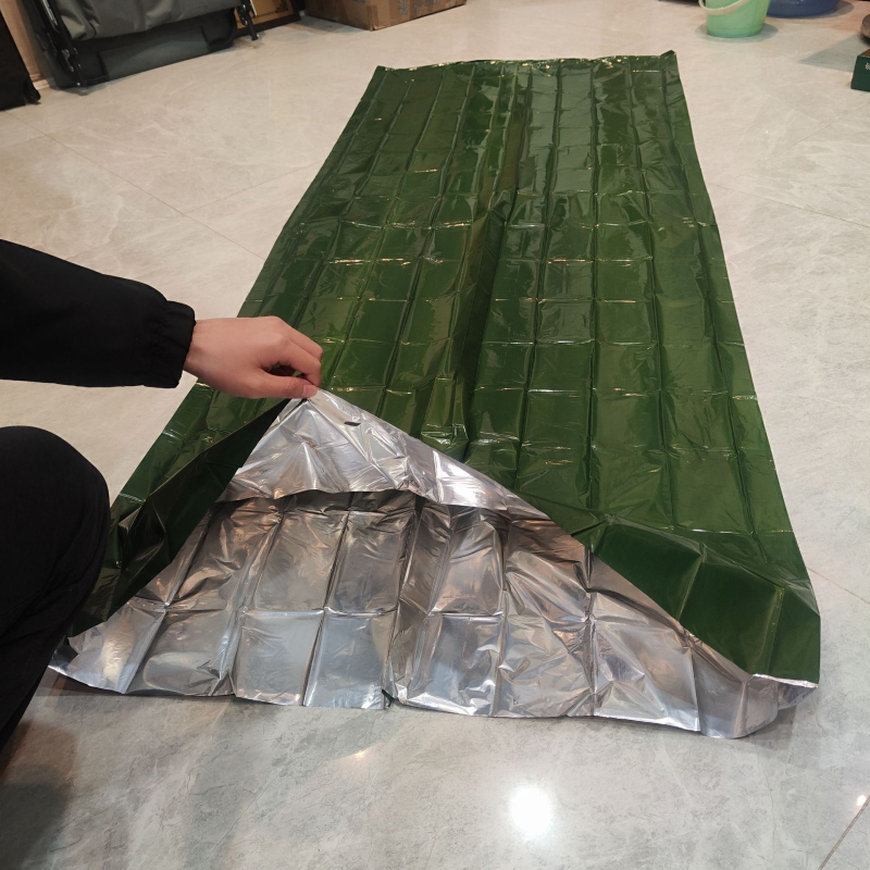 Pārrobežu āra guļammaiss pret temperatūras zudumu PE alumīnija plēves sporta pirmās palīdzības telts dubultais guļammaiss silts karstās presēšanas avārijas guļammaiss