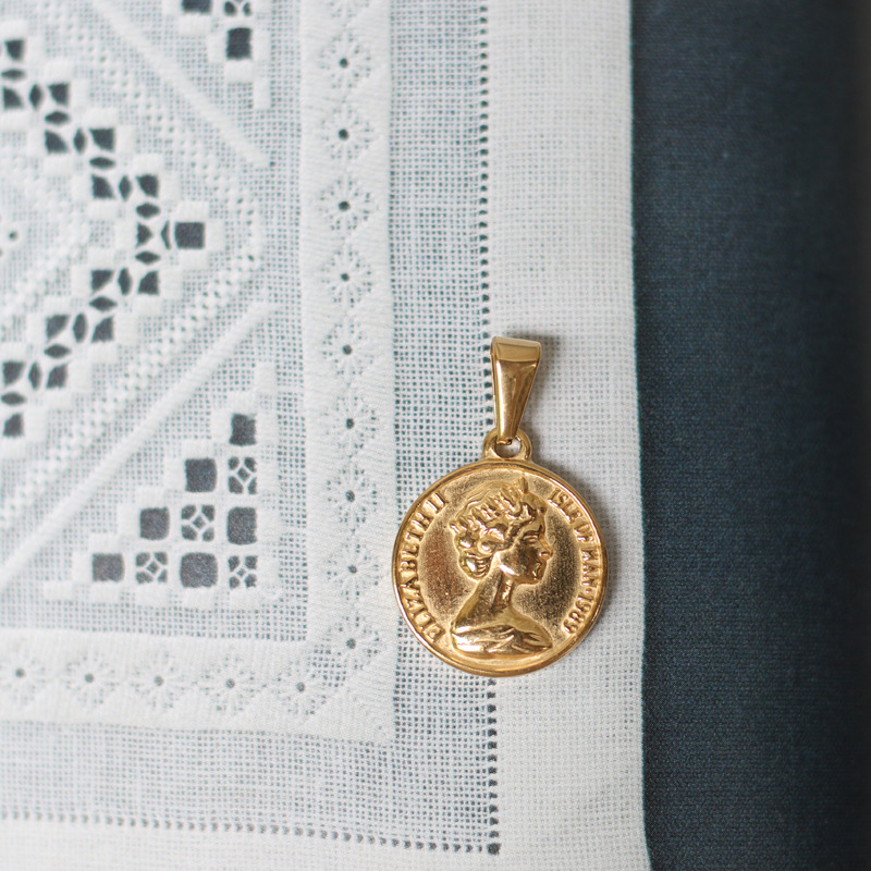 Rooma kujuga kuldmünt, mündist nisuteraga Elizabethi ümmargune kaelakee, üksik ripats, titaanist, terasest, 18K kullatud