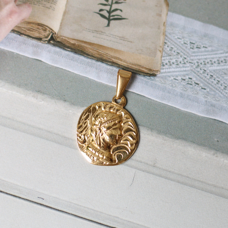 Rooma kujuga kuldmünt, mündist nisuteraga Elizabethi ümmargune kaelakee, üksik ripats, titaanist, terasest, 18K kullatud