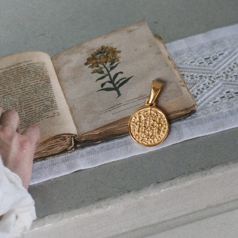 Rooma kujuga kuldmünt, mündist nisuteraga Elizabethi ümmargune kaelakee, üksik ripats, titaanist, terasest, 18K kullatud