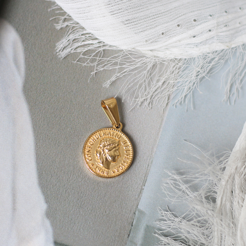 Rooma kujuga kuldmünt, mündist nisuteraga Elizabethi ümmargune kaelakee, üksik ripats, titaanist, terasest, 18K kullatud