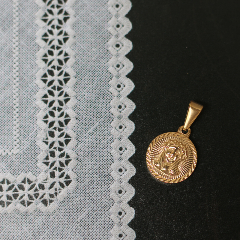 Rooma kujuga kuldmünt, mündist nisuteraga Elizabethi ümmargune kaelakee, üksik ripats, titaanist, terasest, 18K kullatud