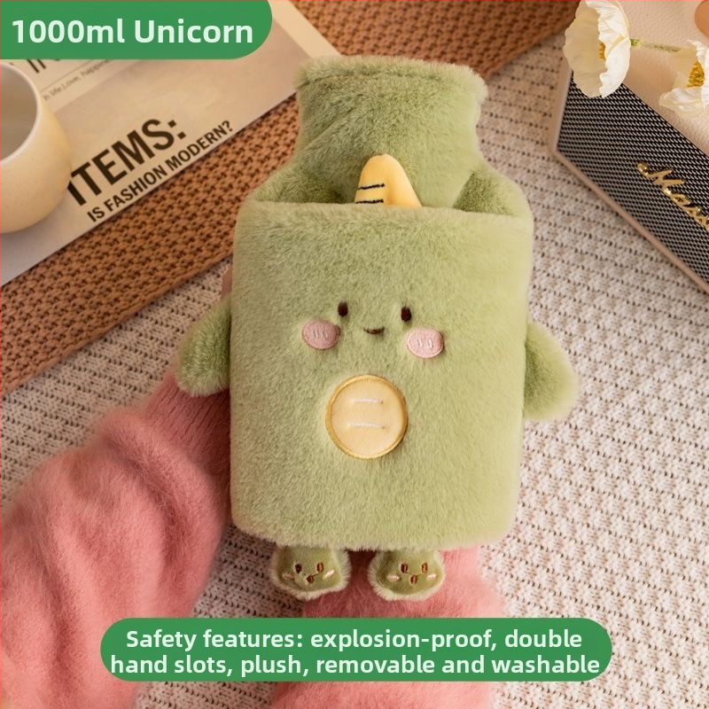 [Matu paaudze] karstā ūdens maisiņš ar ūdeni, pildot siltu vēderu, silts ūdens maisiņš, silta roka, dārgums, studenta vēders, mīlīgs, plīša