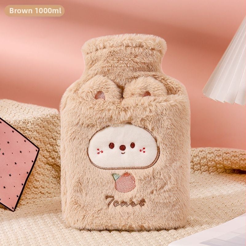 [Matu paaudze] karstā ūdens maisiņš ar ūdeni, pildot siltu vēderu, silts ūdens maisiņš, silta roka, dārgums, studenta vēders, mīlīgs, plīša