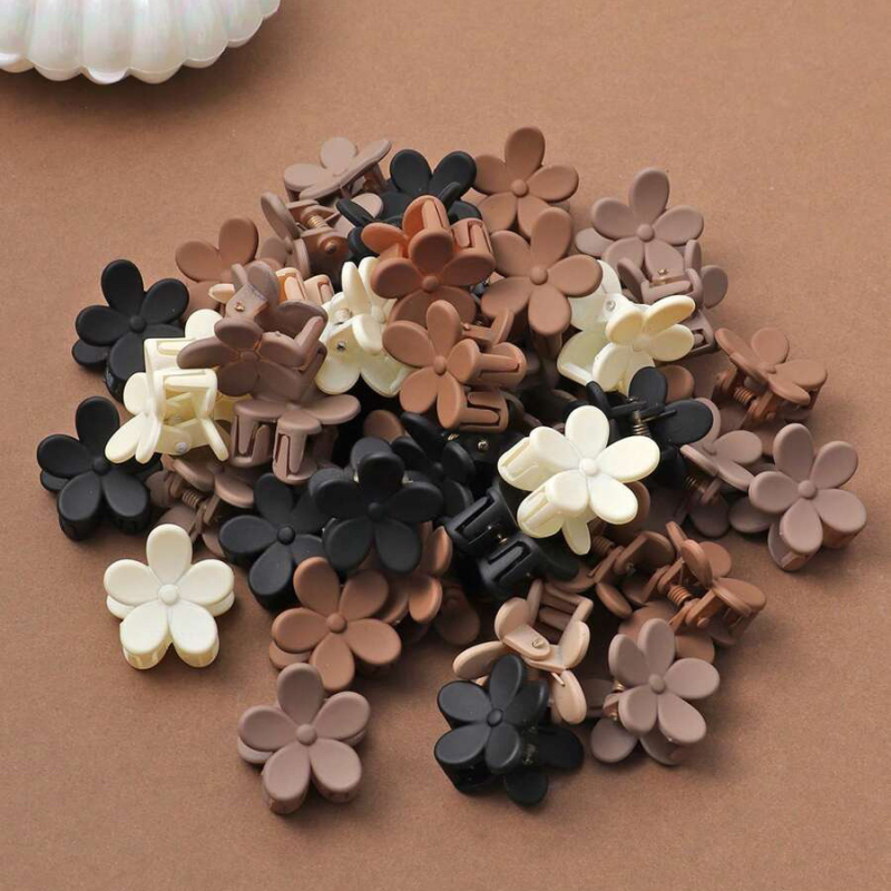 Kryžminis kostiumas su matiniu kraštu, mažo dydžio segtukas, stačiakampis ryklio segtukas, kirpčiukai, sudužęs segtukas, mažas segtukas moterims.