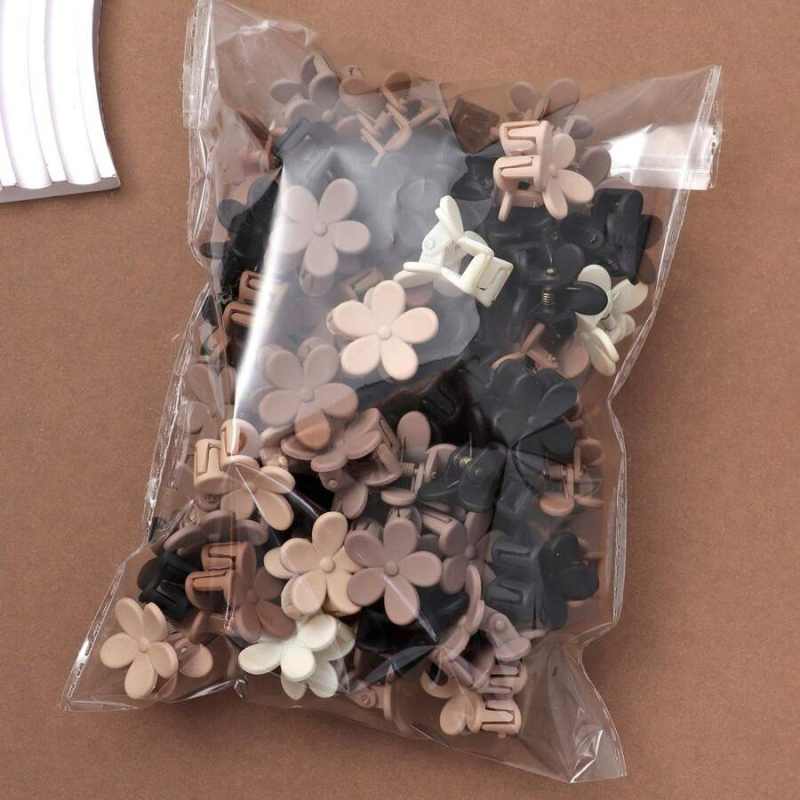 Kryžminis kostiumas su matiniu kraštu, mažo dydžio segtukas, stačiakampis ryklio segtukas, kirpčiukai, sudužęs segtukas, mažas segtukas moterims.