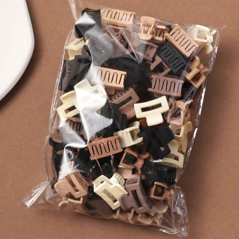 Kryžminis kostiumas su matiniu kraštu, mažo dydžio segtukas, stačiakampis ryklio segtukas, kirpčiukai, sudužęs segtukas, mažas segtukas moterims.