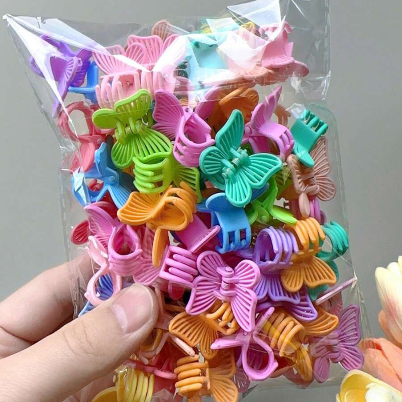 Kryžminis kostiumas su matiniu kraštu, mažo dydžio segtukas, stačiakampis ryklio segtukas, kirpčiukai, sudužęs segtukas, mažas segtukas moterims.