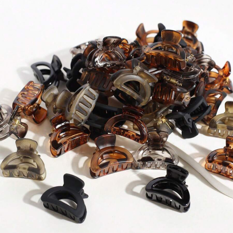 Kryžminis kostiumas su matiniu kraštu, mažo dydžio segtukas, stačiakampis ryklio segtukas, kirpčiukai, sudužęs segtukas, mažas segtukas moterims.