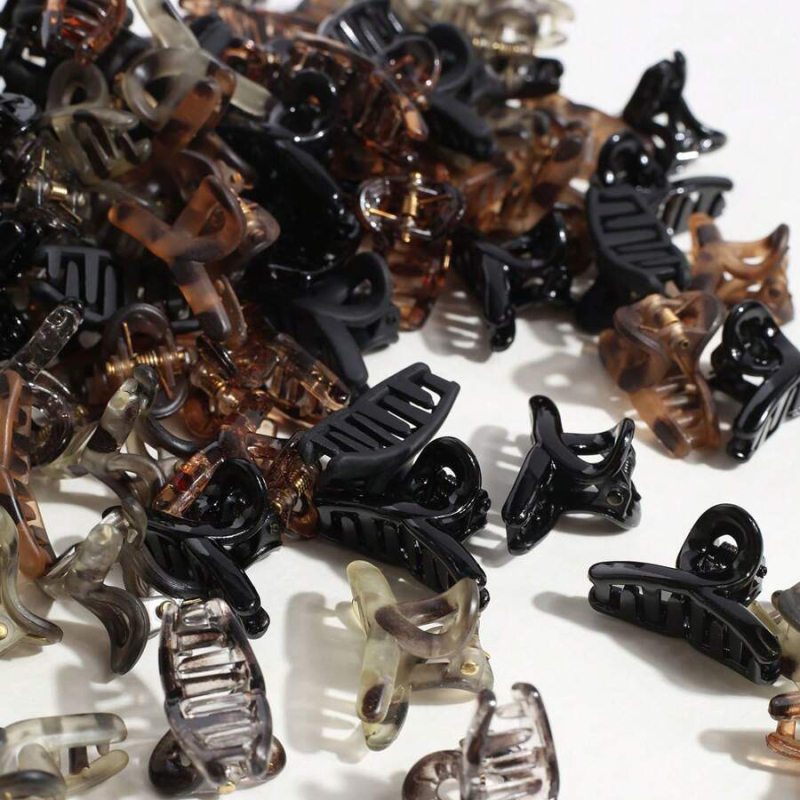 Kryžminis kostiumas su matiniu kraštu, mažo dydžio segtukas, stačiakampis ryklio segtukas, kirpčiukai, sudužęs segtukas, mažas segtukas moterims.