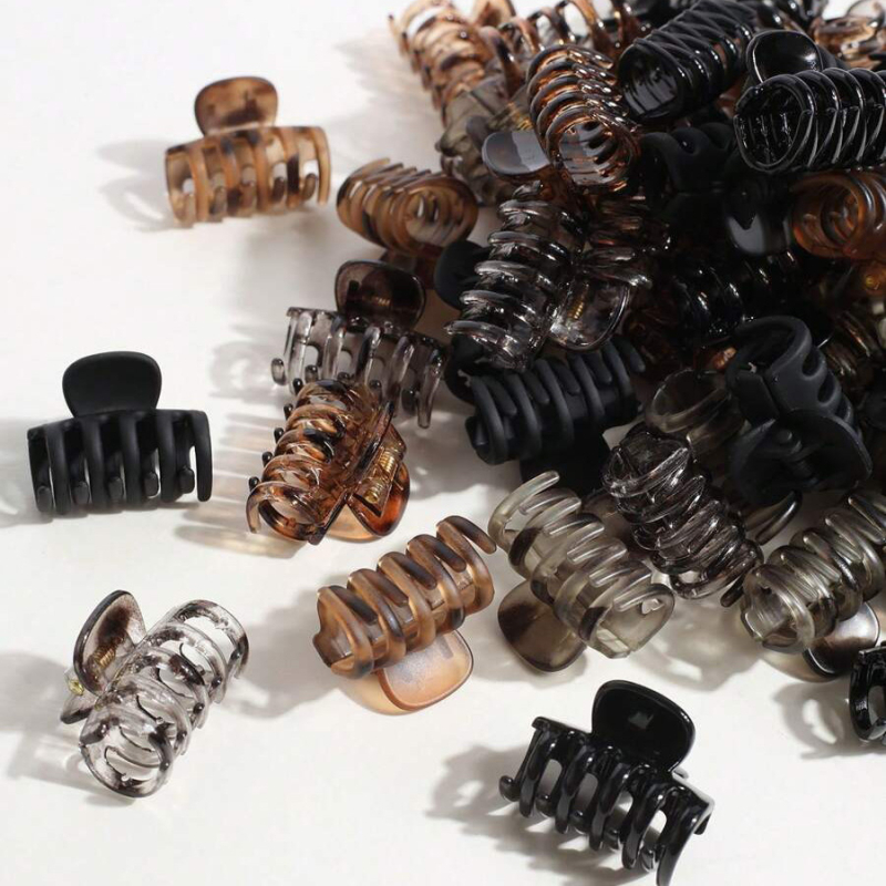 Kryžminis kostiumas su matiniu kraštu, mažo dydžio segtukas, stačiakampis ryklio segtukas, kirpčiukai, sudužęs segtukas, mažas segtukas moterims.