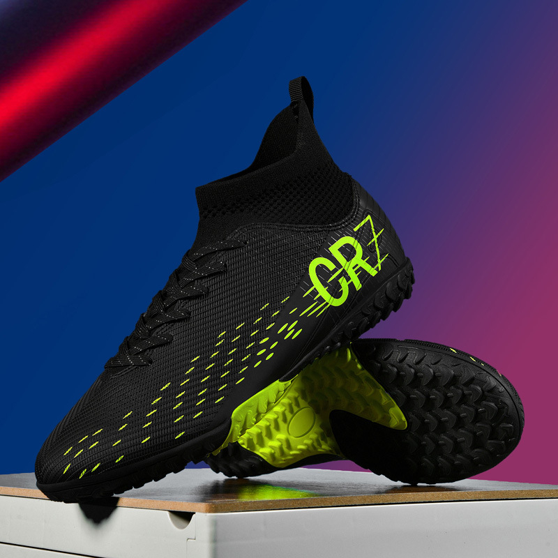 Nauji, tarpvalstybiniai, aukštakulniai futbolo bateliai su nulūžusiais dygliais, skirti dirbtinei žolei, odiniai futbolo bateliai berniukams ir mergaitėms, studentams, profesionaliems treniruočių kamuoliams.