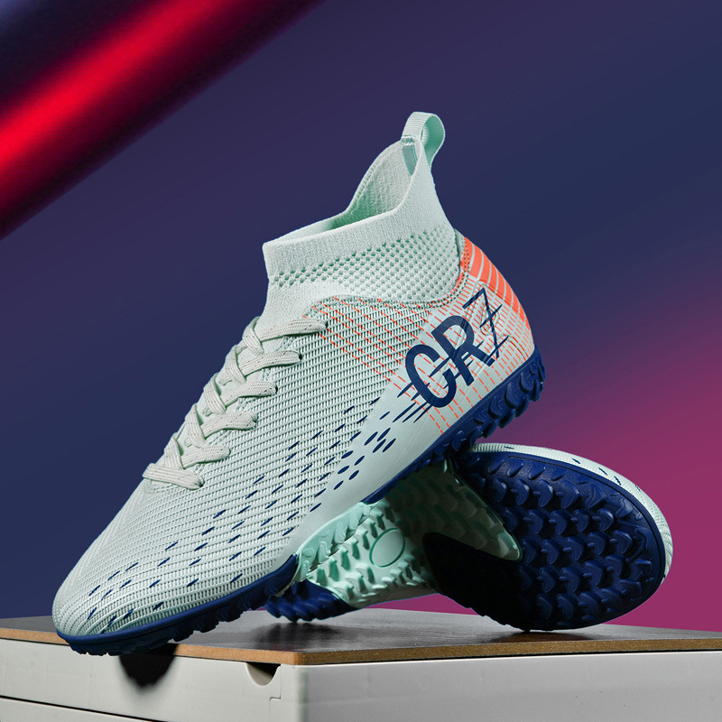 Nauji, tarpvalstybiniai, aukštakulniai futbolo bateliai su nulūžusiais dygliais, skirti dirbtinei žolei, odiniai futbolo bateliai berniukams ir mergaitėms, studentams, profesionaliems treniruočių kamuoliams.