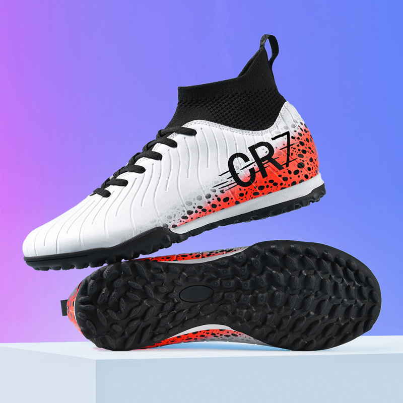 Nauji, tarpvalstybiniai, aukštakulniai futbolo bateliai su nulūžusiais dygliais, skirti dirbtinei žolei, odiniai futbolo bateliai berniukams ir mergaitėms, studentams, profesionaliems treniruočių kamuoliams.