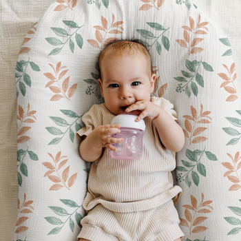 Gamykloje parduodamas sukurtų audinių kūdikių medvilninių verpalų lovos užtiesalų rinkinys, vienspalvis kūdikio lova, pilnai uždengta, dvisluoksnė medvilninių verpalų kvėpuojanti paklodė