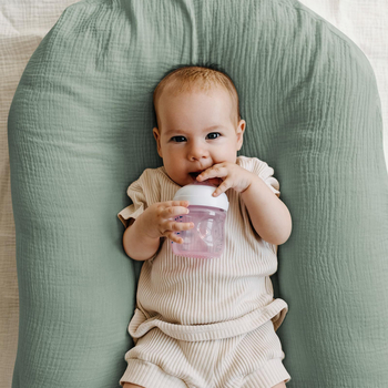 Gamykloje parduodamas sukurtų audinių kūdikių medvilninių verpalų lovos užtiesalų rinkinys, vienspalvis kūdikio lova, pilnai uždengta, dvisluoksnė medvilninių verpalų kvėpuojanti paklodė