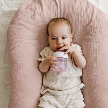 Gamykloje parduodamas sukurtų audinių kūdikių medvilninių verpalų lovos užtiesalų rinkinys, vienspalvis kūdikio lova, pilnai uždengta, dvisluoksnė medvilninių verpalų kvėpuojanti paklodė
