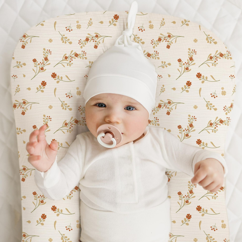 Gamykloje parduodamas sukurtų audinių kūdikių medvilninių verpalų lovos užtiesalų rinkinys, vienspalvis kūdikio lova, pilnai uždengta, dvisluoksnė medvilninių verpalų kvėpuojanti paklodė